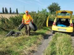 „Opony i wersalki podrzucane do lasów, przecież to niedopuszczalne”. Trwa walka z dzikimi wysypiskami [FOTO]