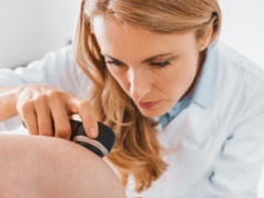 Nowotwory skóry. Eksperci: pacjent musi wiedzieć, gdzie udać się z niepokojącą zmianą