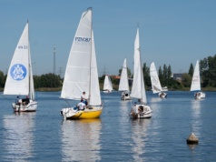 Żeglarze na Jeziorze Pątnowskim rywalizują o mistrzostwo okręgu