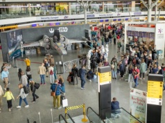Utknął na lotnisku w Warszawie na 20 godzin. Nie dostał hotelu, bo nie ma miejsc przez koncert Sanah