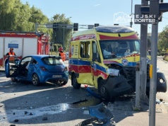 Poważne zderzenie karetki pogotowia z autem. 5 osób rannych, w tym trzech ratowników i pacjent!