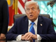 Donald Trump nie ustępuje. Wzywa do stosowania oznaczeń tylko dwóch płci w paszportach