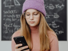 Zamiast z przyjaciółmi, młodzi ludzie rozmawiają z AI. Powód jest bardziej smutny, niż myślisz