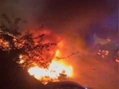 Makabryczny wypadek na Mokotowie. Motocyklista zderzył się z autem i wpadł na parking. Pojazdy stanęły w ogniu. Jedna osoba nie żyje