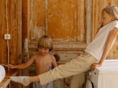 "5 zielonych flag". Przekaż je dziecku, by weprzeć jego zdrowe relacje z rówieśnikami