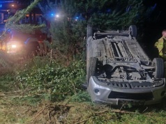 Dachowanie samochodu w Koźminie, kobieta przewieziona do szpitala