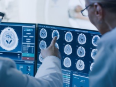 Nieuleczalna choroba zaczyna się od dziąseł. Naukowcy: te produkty w diecie chronią