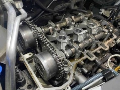 Mam silnik 1.2 PureTech z paskiem rozrządu pracującym w oleju. Jak żyć i ile kosztuje naprawa?