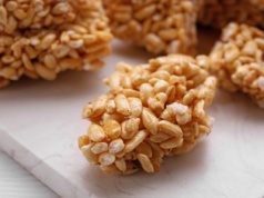 Szyszki ryżowe to zapomniany przysmak z dzieciństwa. Wystarczą ci trzy proste składniki!