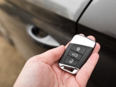 Nie tylko otwiera drzwi. Kluczyk ma ukryte funkcje, których kierowcy do dziś nie znają