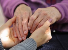 Wielu seniorów nawet nie wie o tych zniżkach. Wystarczy specjalna karta