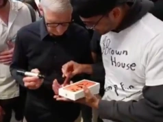 Poprosił Tima Cooka o podpis na iPhone 17 Pro i wtedy stało się to..