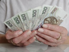 Dobre wieści dla emerytów. Nie jeden, a dwa przelewy z ZUS trafią na ich konto w październiku