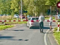 „Zdążę przejechać” pomyślał kierowca i … utknął na torach