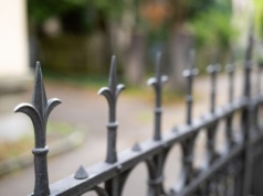 Takiego płotu już nie postawisz. Ogrodzenie nie może stwarzać zagrożenia dla ludzi i zwierząt