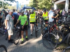 Kilkuset rowerzystów przejechało ulicami Świdnicy na piknik [FOTO]