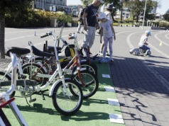 Przejażdżki rikszą i wystawa starych rowerów. Piknik przed dworcem autobusowym