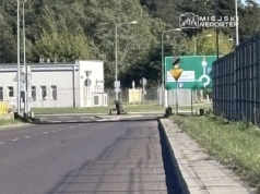 Porzucona walizka przy wjeździe na lotnisko w Modlinie. W akcji lotniskowi pirotechnicy