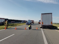 Kierowca chciał zmienić oponę w ciężarówce, potrącił go bus. Śmiertelny wypadek na A1 w regionie