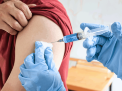 Brak szczepień to straty gospodarcze. Musimy podnieść liczbę zaszczepionych [BADANIE]