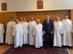 Prezydent Nawrocki rozpoczął wizytę w USA. Jest już w "amerykańskiej Częstochowie". ZOBACZ NAGRANIE