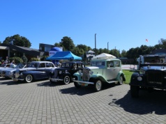 [WIDEO, FOTO] Klasyczne piękności przed pływalnią. Za nami IV Czechowicki Zlot Pojazdów Zabytkowych