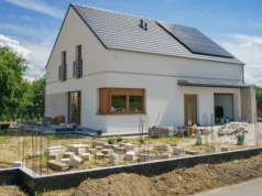 Przyszli właściciele domu zdesperowani, by zdążyć przed 2026. Trwa budowlany wyścig z czasem