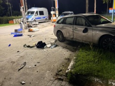 Pijany kierowca BMW staranował dystrybutor na stacji paliw w Świdnicy. Popisywał się przed koleżankami