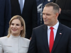 Nawroccy rozpoczęli wizytę w USA. Podczas mszy prezydent śpiewał z Polonią