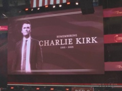Pełny stadion i tysiące ludzi przed nim. Ameryka żegna aktywistę Charliego Kirka