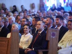 Fałszywy ksiądz wtargnął na mszę z prezydentem! Skandal w „amerykańskiej Częstochowi…