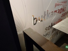 Kolizja na stacji paliw. Wjechała w donice i rozbiła witrynę!