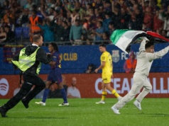 Wtargnął na boisko podczas meczu Barcelony. Miał flagę Palestyny