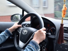 Dlaczego samochód drży w czasie jazdy? Sprawdź najczęstszą przyczynę