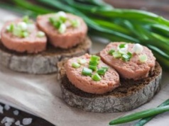 Apetyczny dodatek do chleba zrobisz w kwadrans. Smakuje niemal jak pasztet, a nie ma grama mięsa