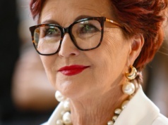 Perły to prawdziwy hit jesieni 2025. Jak je nosić i z czym łączyć, by wyglądać modnie?