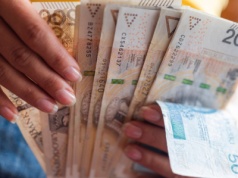 2333 zł miesięcznie dla każdego Polaka. Bez jakichkolwiek warunków. Ale jest "ale"