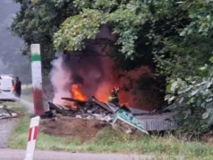 Samochód wjechał w przystanek i stanął w płomieniach. Kierowca nie żyje