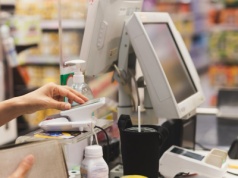 Polacy znów hamują się w sklepach. Najnowsze dane zaskoczyły ekonomistów