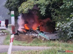 Wpadł w przystanek i spłonął we wraku