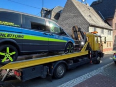 Uznał, że takie oklejenie auta jest zabawne. Niemiecka policja była innego zdania