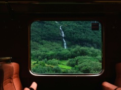 To jedna z najpiękniejszych tras kolejowych w Europie. Oferuje pasażerom niezwykłe widowisko natury