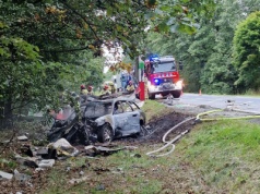 Tragiczny wypadek na DK25. Osobówka zmiotła przystanek