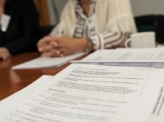 Nieprawidłowości w KBO. Nauczycielka miała sprawdzać listę obecności przed lokalem