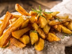 Posypuję ziemniaki, mieszam i zapiekam. Wychodzą chrupiące jak nigdy wcześniej