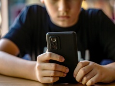 Nastolatek miał udawać dziewczynę, a potem szantażować rówieśników wstydliwymi materiałami