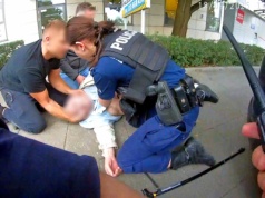 Starszy pan umierał na środku ulicy w Toruniu! Policjanci uratowali mu życie - dramatyczny film!