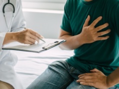 Czterdziestolatkowie zrzucają winę na stres, seniorzy na wiek. Profesor: to śmiertelna pułapka