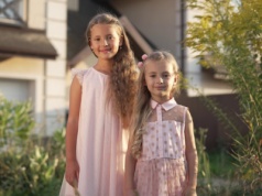 "Syndrom najstarszej córki" jednak istnieje. To matki programują swoje córki jeszcze w ciąży