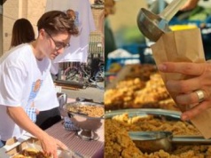 Po te drożdżówki Rozkosznego ustawiła się długa kolejka. Dodatek sypał chochlą do torby